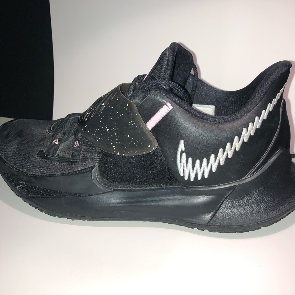 Nike Kyrie 3s (11.5) Near perfect condition - Picture 4 of 13
